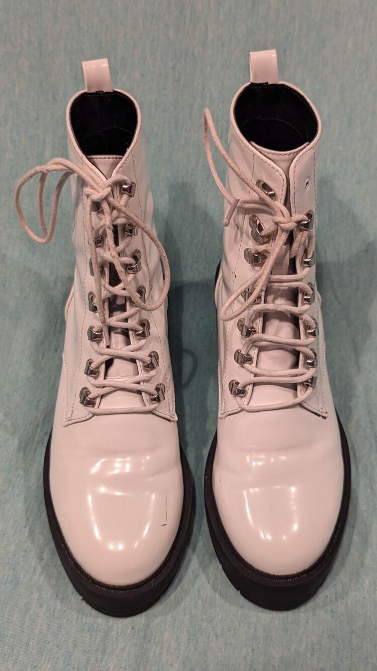 FOREVER21 Women's White Boot, Size: 7 US.